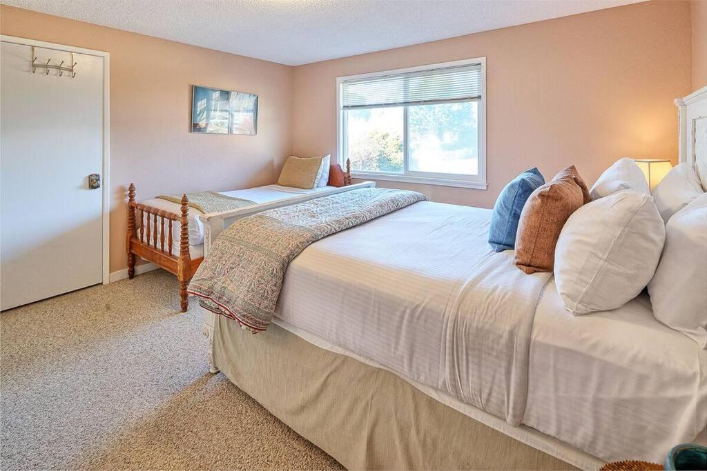 Ocean View Village Condo With Trails To Beaches Тринидад Екстериор снимка